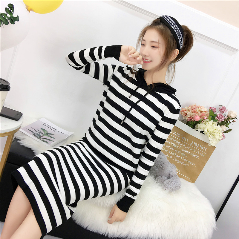 Thời trang dệt kim sọc Set mùa thu và mùa đông Hai mảnh mỏng Váy thể thao Áo len dài tay trùm đầu áo phông