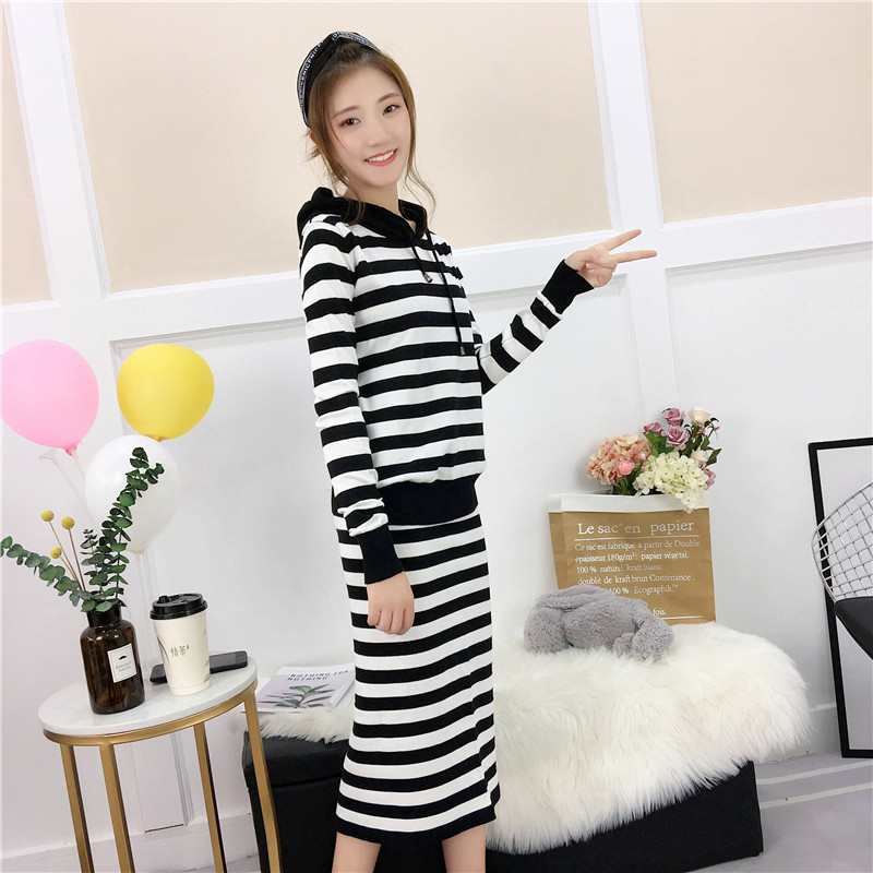 Thời trang dệt kim sọc Set mùa thu và mùa đông Hai mảnh mỏng Váy thể thao Áo len dài tay trùm đầu áo phông
