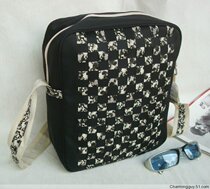 Foreign trade mens simple one-shoulder Messenger bag daily carry-on bag with zipper closure is light convenient practical and firm