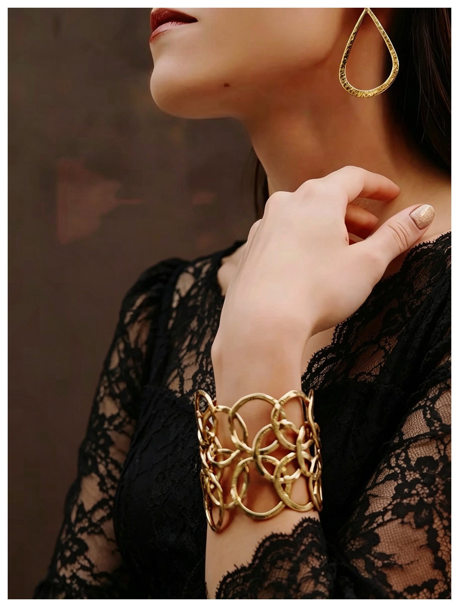 European and American Style Gold Hollow Open Bracelet, Light Luxury, Irregular Adjustable Bracelet, Fashionable for Women — تصویر 1