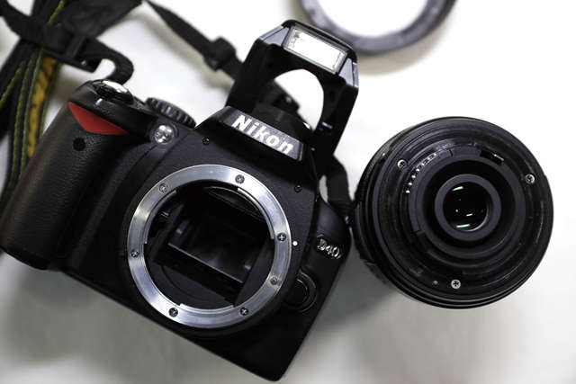 ສະພາບຂອງຕົວເຄື່ອງ Nikon D40X SLR ໃໝ່ ພ້ອມຊຸດເລນ 18-70ED ແລະຮູບ CCD ເກົ່າແກ່ແບບເກົ່າ.