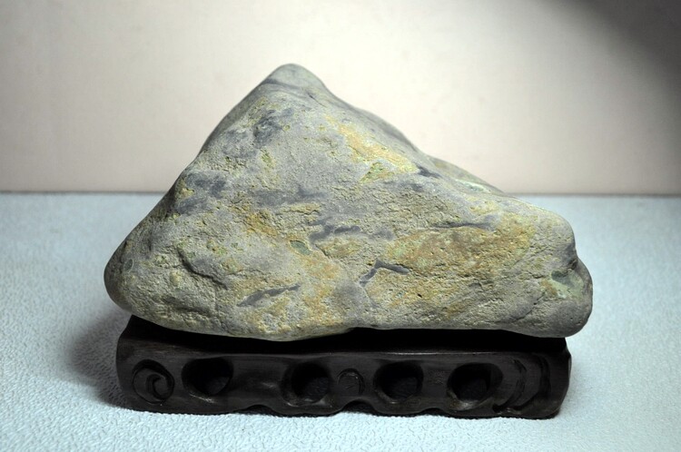 Special free postal free natural curious stone shaped stone (relief mountain water) 1 5kg