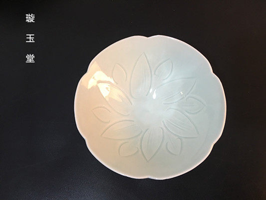 Imitation Song Hutian kiln shadow blue glaze blue and white porcelain Hand-carved lotus pattern Aoi Kou six deficiencies Small bucket bowl Rice bowl