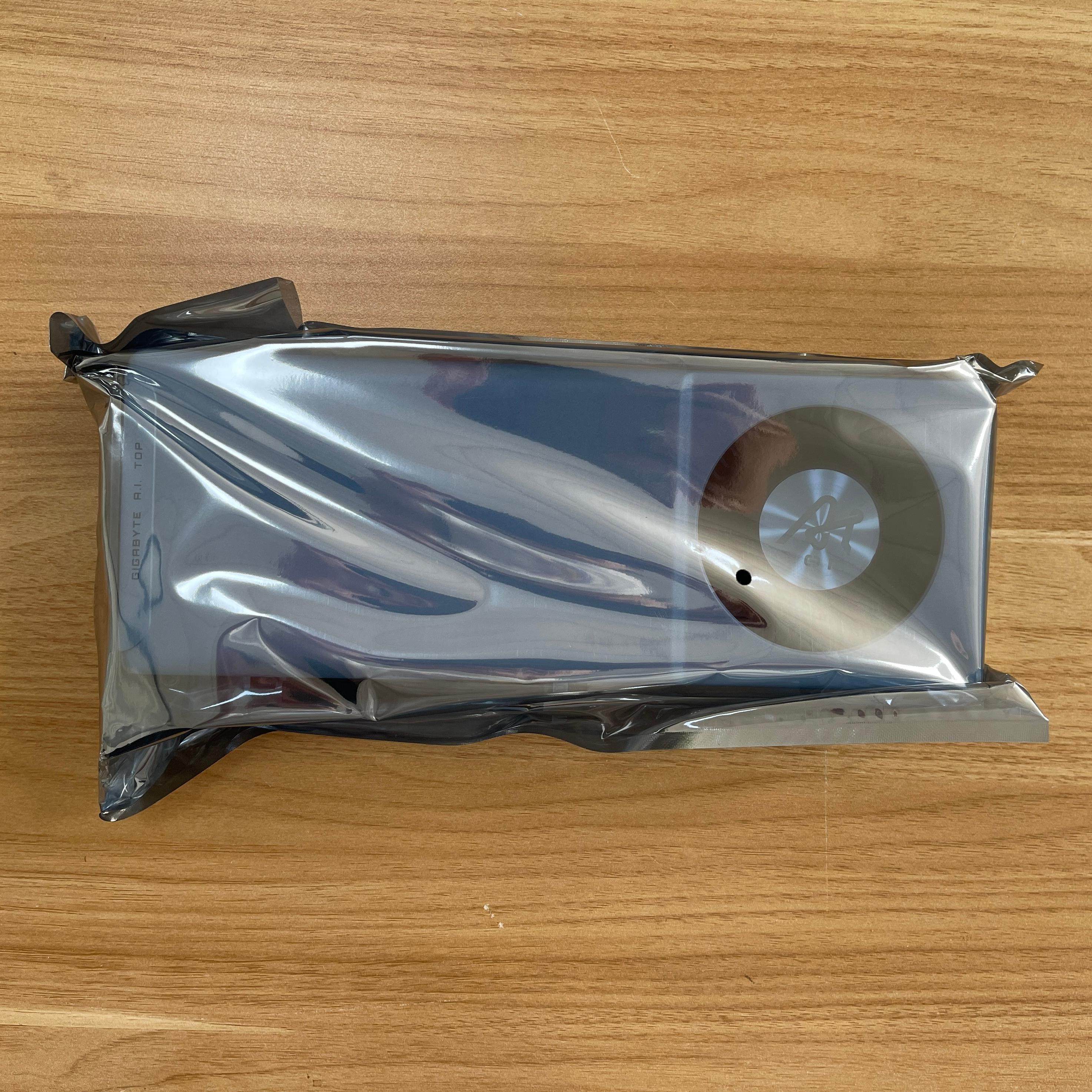 Видеокарта Gigabyte Radeon R9700 AI TOP в заводской упаковке