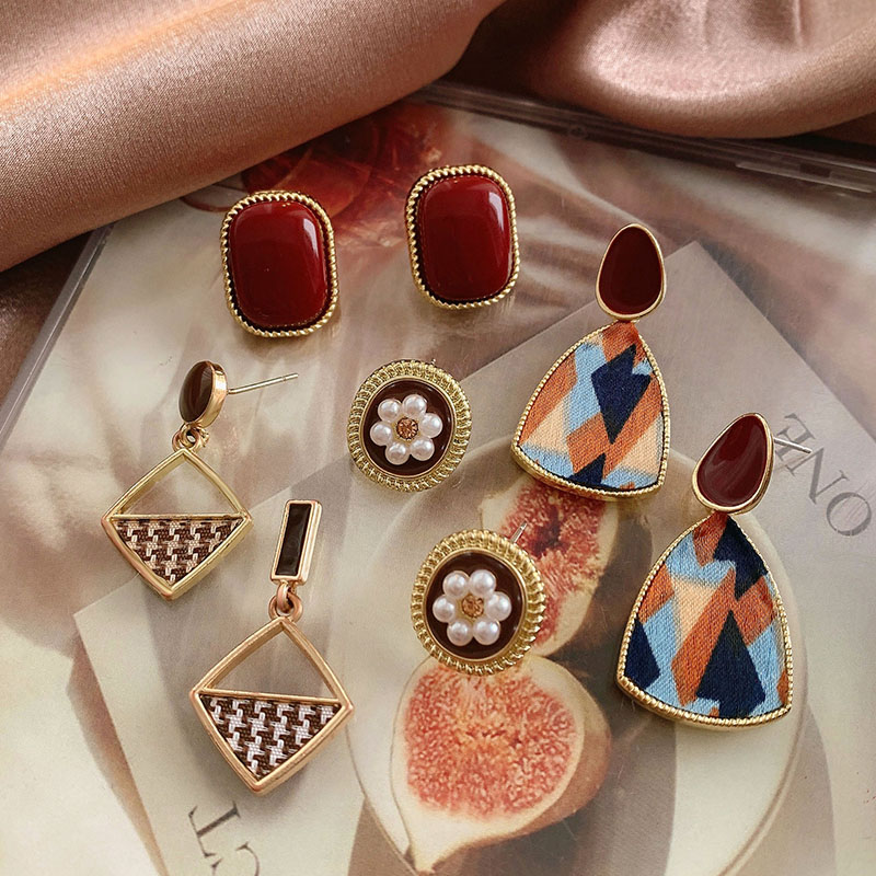 High-end earrings women's 2021 new trend Korean net red simple temperament retro earrings autumn and winter all-match earrings