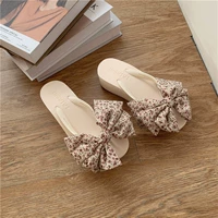 Белые туфли на высоком каблуке 5,5 см.