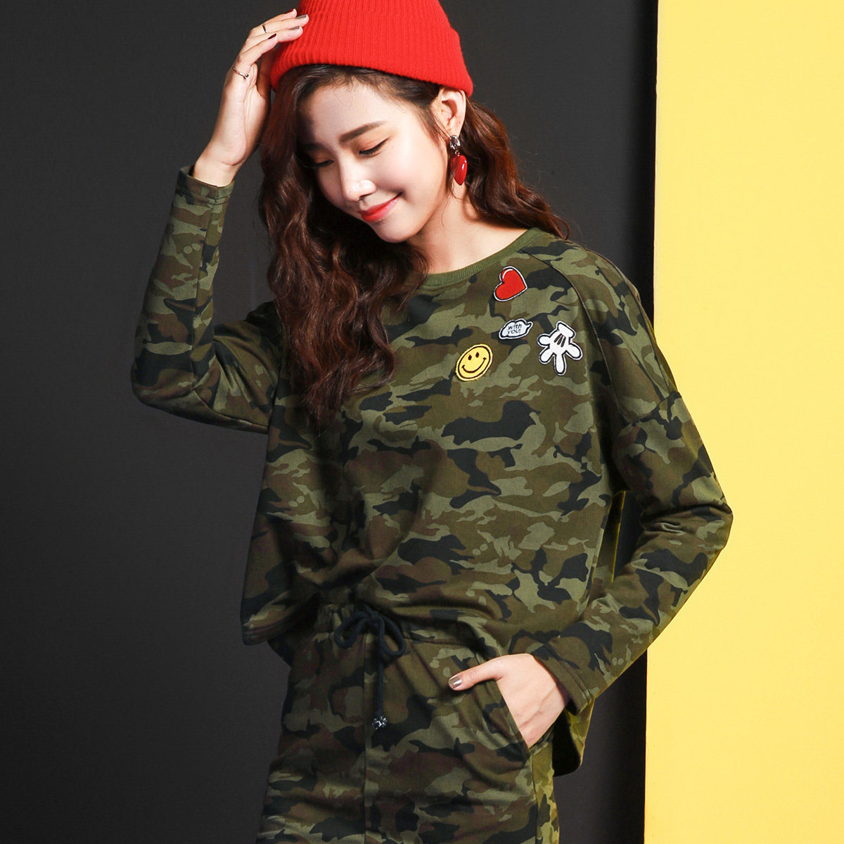 2017春秋新款时尚bf风迷彩chic百搭卡通贴布长袖圆领宽松卫衣女