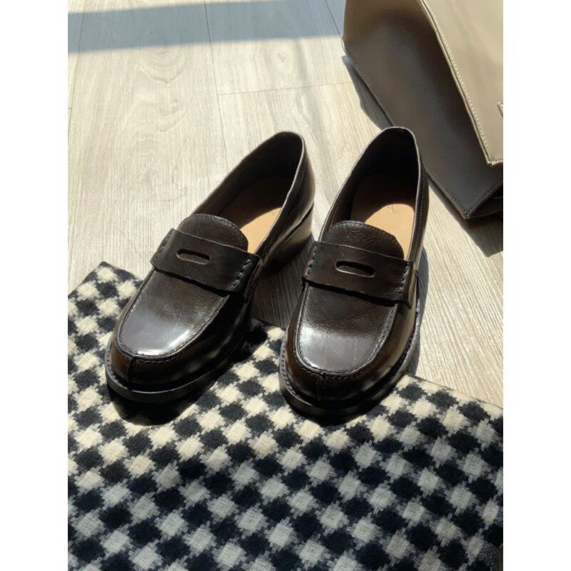 Mud brother's shop is responsible for the appearance of the commuter retro loafer shoes with hand-rubbing gradient