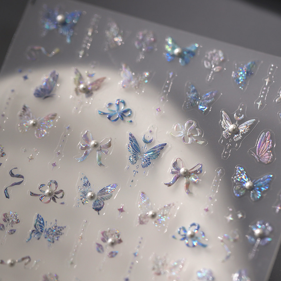 一颗破碎的玻璃心，从裂缝中透出耀眼的光芒。 壁纸[d80757b599a3471c8ccf] by Wallpaper HD | WidgetClub, image size:900x900