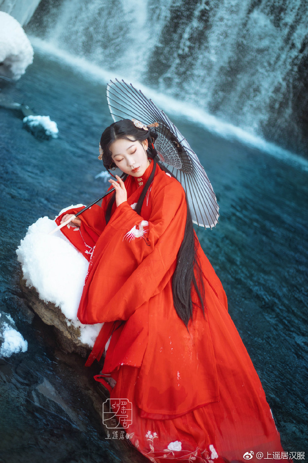 Hanfu rental (upper distance residence) Thousand spring Ming-made red embroidered embroidered cardiovert overshirt with wind pleated skirt 1Y0191