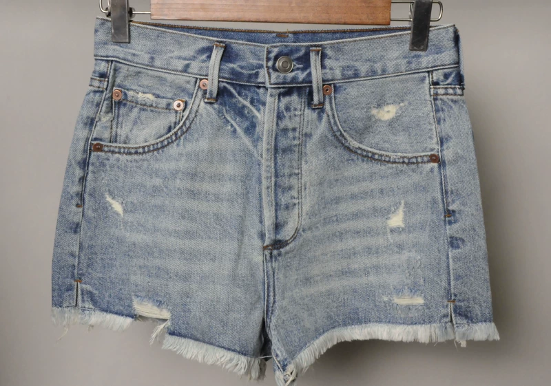 Quần short denim eo cao với những sợi lông nhỏ và xẻ - Quần jean