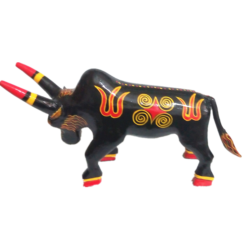 Sichuan Liangshan Yi lacquerware solid wood cow ornaments Traditional handmade folk craft gift ornaments Wen play