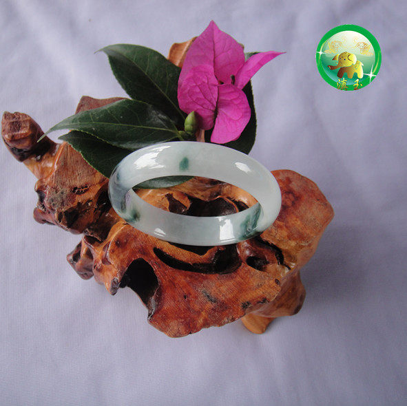 Yunnan Tengchun ( Dingyu ) brand A freight jade jade ) floating flowers with striped bracelets
