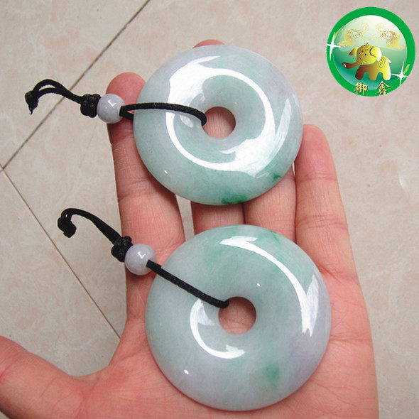 A cargo emerald light violets with a green light and a green buckle pendant to tenet the jade emerald