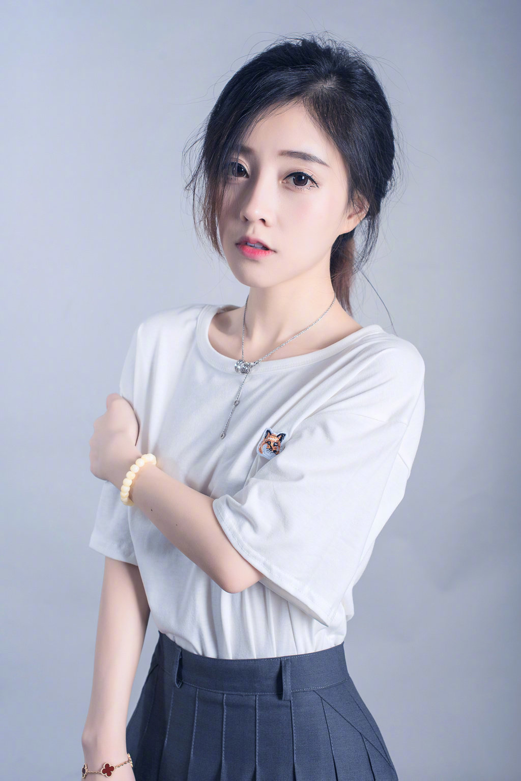 高級純綿素材のFeng Timo風カジュアル刺繍入り半袖Tシャツ（女性用）、ゆったりとした無地ラウンドネックスリムフィット万能Tシャツ