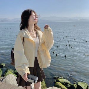 今年流行浅黄色工装短外套女春秋2025新款韩系chic小个子短款风衣图片