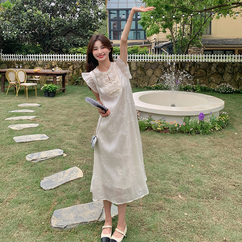 新中式少女感白色连衣裙女装夏季法式温柔风盘扣绣花飞飞袖长裙,女装连衣裙,2C057