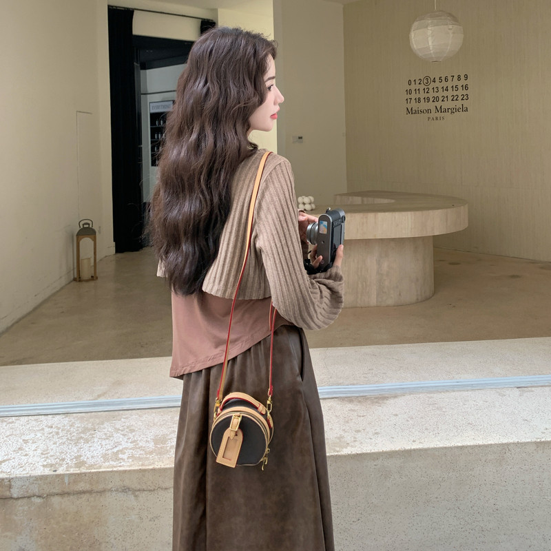 美拉德穿搭咖色套装女春秋超火好看高级小众针织罩衫半身裙三件套,女装套装/套裙,2C117