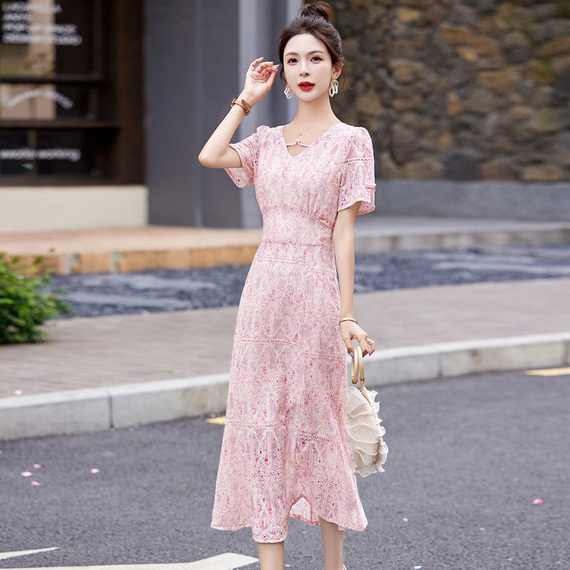 2025新款夏季女装V领减龄复古盘扣蕾丝泡泡袖显瘦连衣裙,女装连衣裙,丽莎妳雅