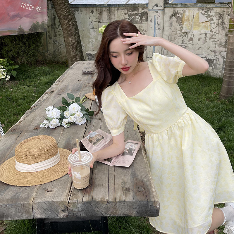 温柔风鹅黄色连衣裙女夏2022年新款小个子高级感法式茶歇超仙裙子图片