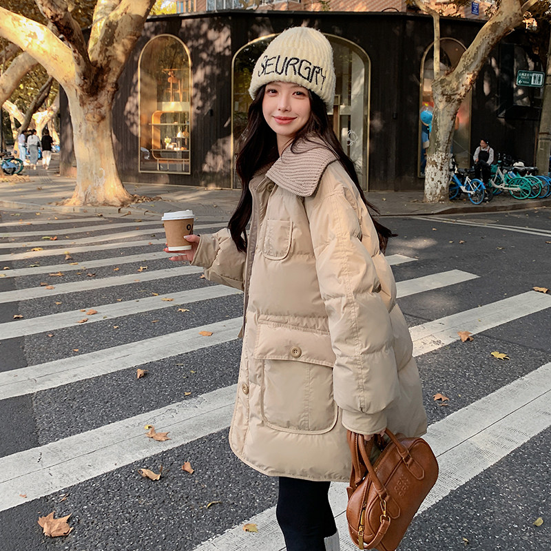 独特超好看卡其色针织娃娃领羽绒服女冬2024年新款流行中长款外套图片
