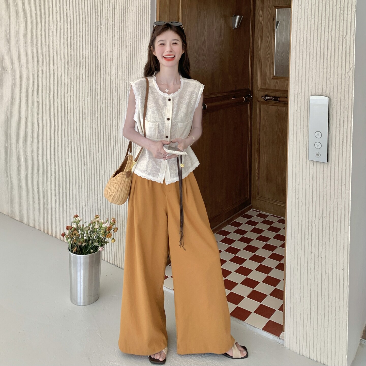 蕾丝刺绣马甲阔腿裤套装2025新款女夏季超火绝美高级感休闲两件套图片
