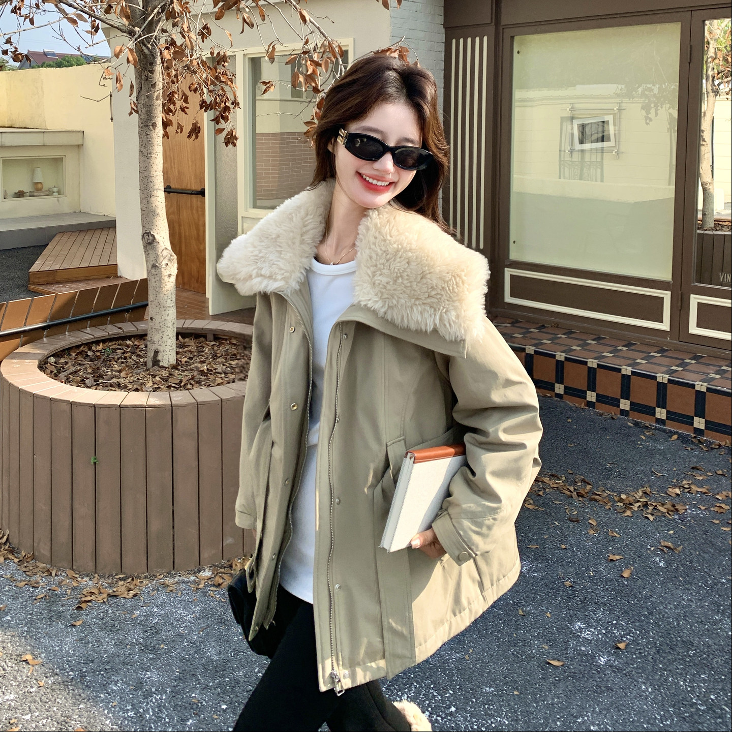韩系卡其色羊羔毛夹克派克服女冬大翻领设计感加厚中长款羽绒外套,女装羽绒服,2C166