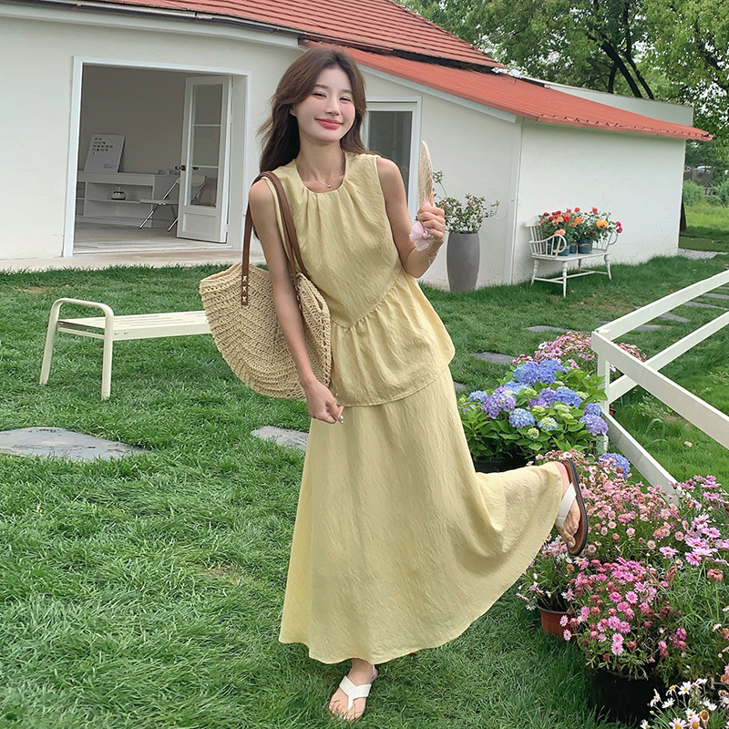 法式减龄盐系背心上衣套装女2025夏季新款显瘦高腰半身长裙两件套图片