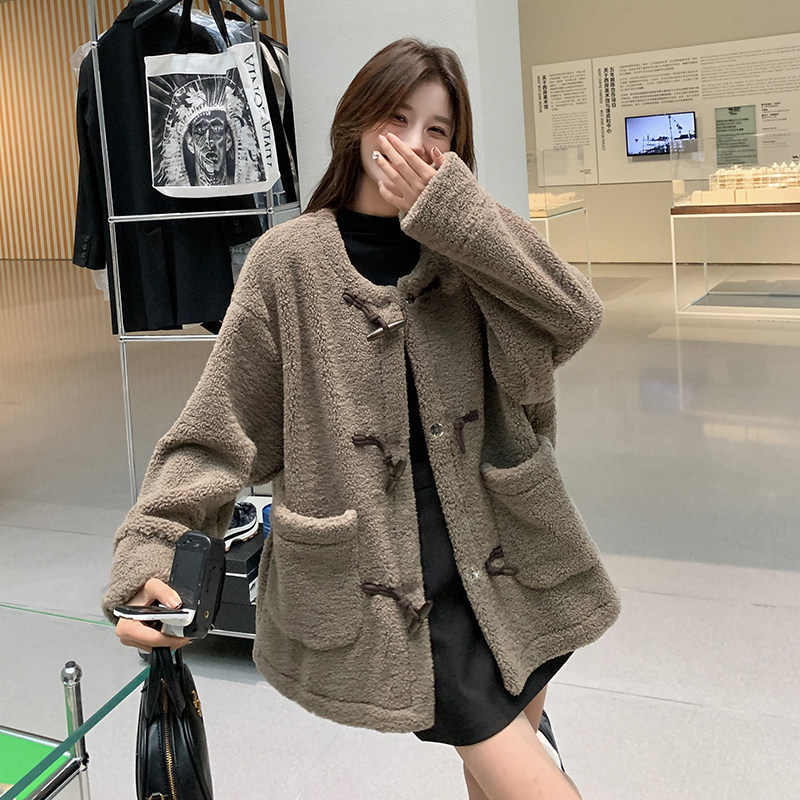 韩系减龄加厚牛角扣羊羔毛外套女2025年冬季新款显瘦保暖棉服棉袄,女装毛呢外套,2D043
