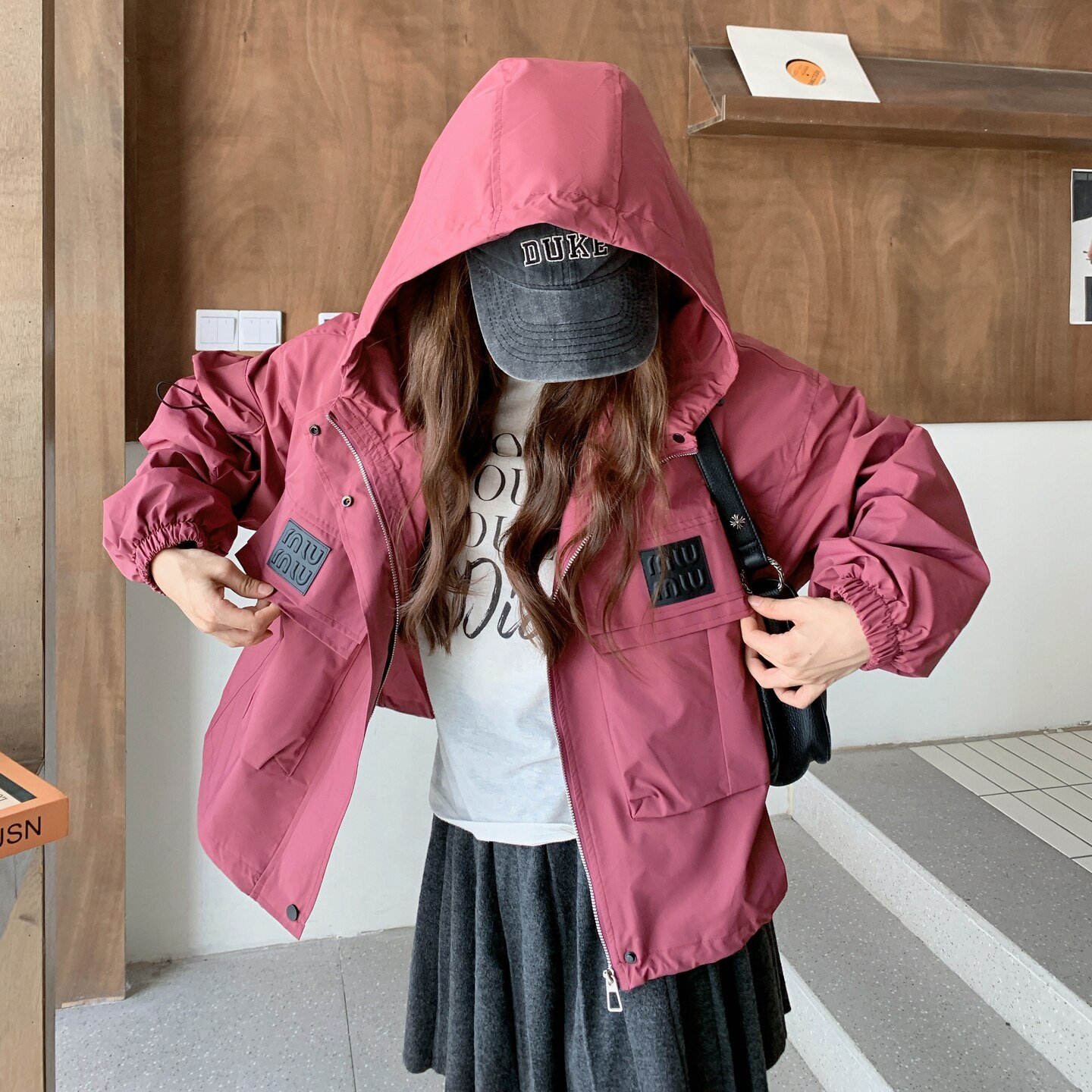 粉色短款户外连帽冲锋衣外套女春秋2025超火好看高级小众夹克上衣,女装短外套,2C233