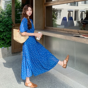 蓝色粉色碎花V领泡泡袖连衣裙女2025夏新款温柔风气质减龄茶歇裙图片