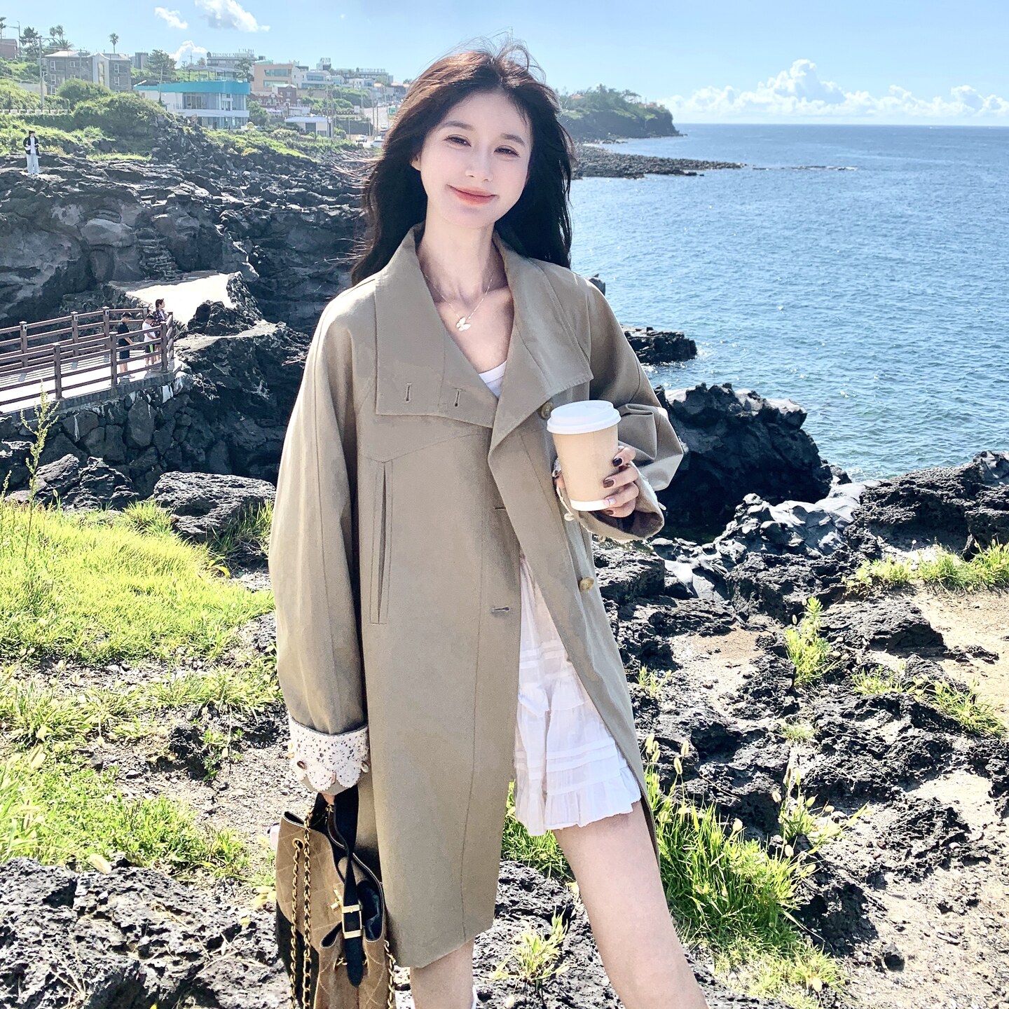 卡其色韩系蕾丝袖口拼接风衣外套女2026秋设计感气质休闲翻领大衣,女装风衣,2C159