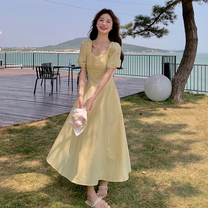 淡黄色方领泡泡袖连衣裙女夏2025新款法式纯欲风小心机露背a字裙,女装连衣裙,2C122