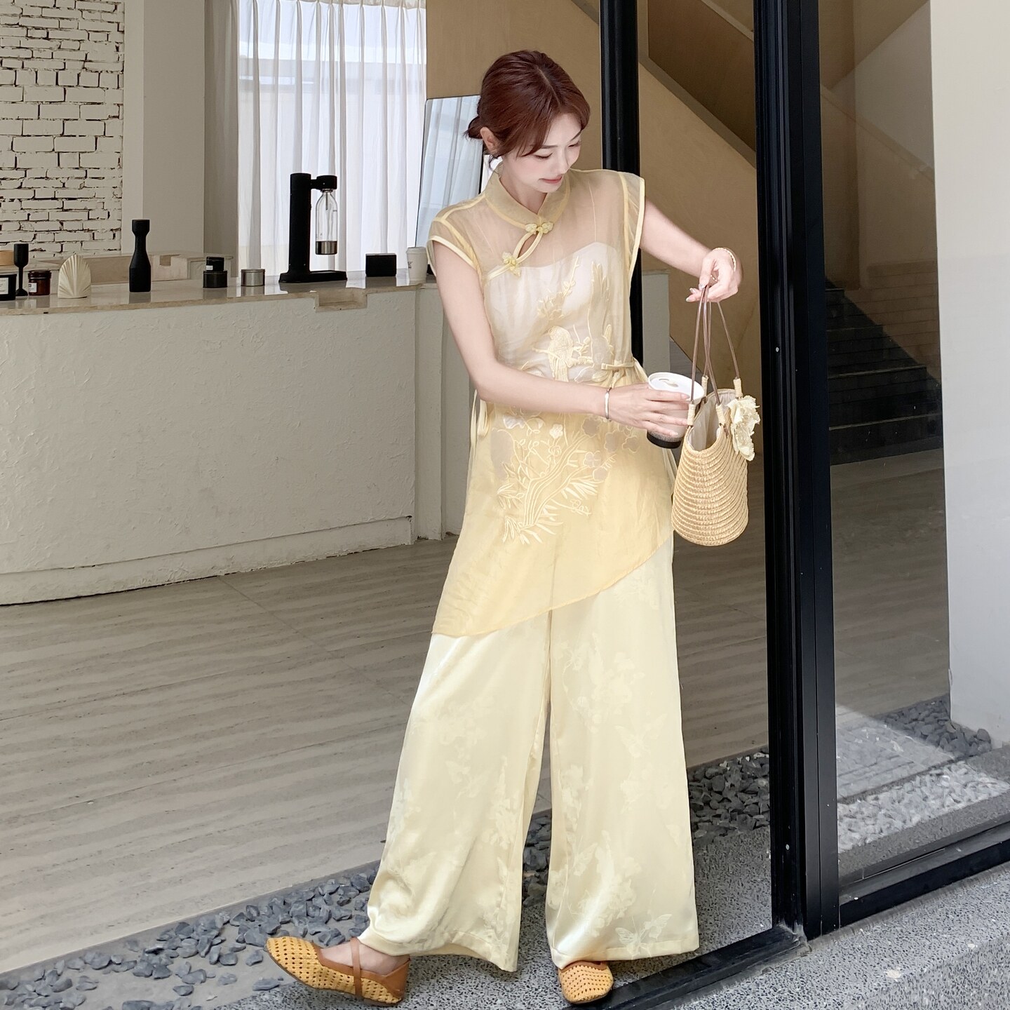 浅黄色复古刺绣立领上衣套装两件套2025夏季显瘦阔腿裤淡人两件套,女装套装/套裙,2C159