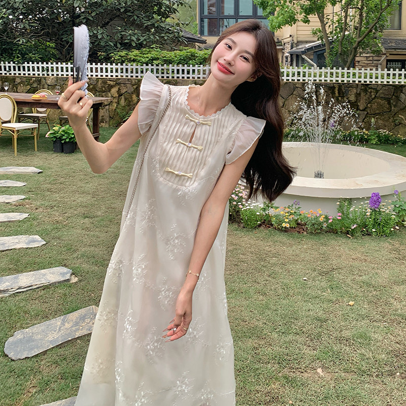 新中式少女感白色连衣裙女装夏季法式温柔风盘扣绣花飞飞袖长裙图片