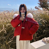2C1`77-916-P255-K328红色大毛领连帽牛角扣羽绒服新款，女装羽绒服，2C177