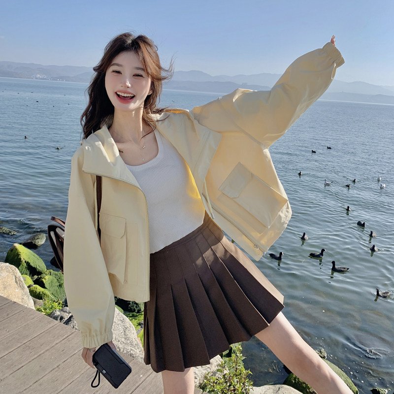 档口现货2025新款春装嫩黄风衣短外套8913-p120-k170,女装短外套,2C266