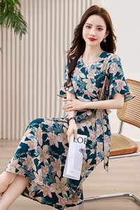 轻熟风印花连衣裙女夏2025新款女人味V领气质收腰显瘦喇叭袖裙子图片