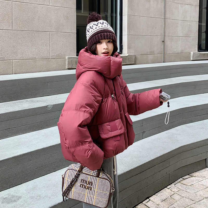红色短款羽绒服女小个子冬季2025新款独特设计感白鸭绒连帽面包服,女装羽绒服,2C291