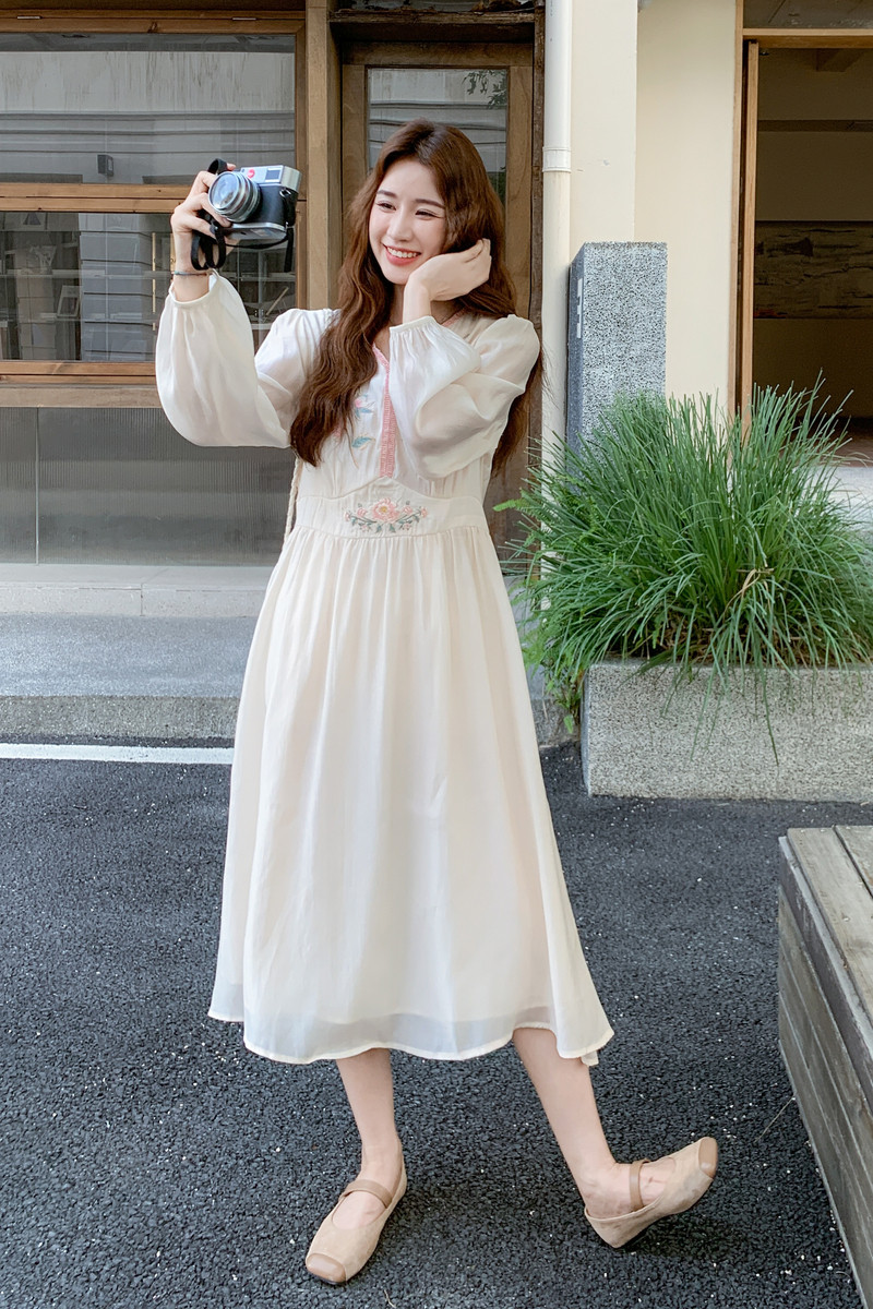 新中式风白色长袖连衣裙女春秋2025超火好看高级感绝美收腰长裙,女装连衣裙,2C290