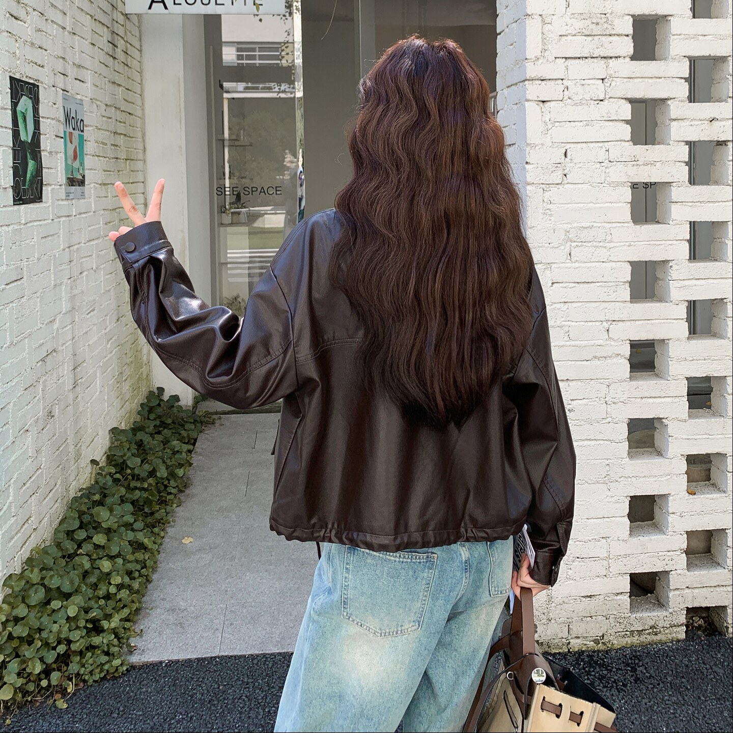 美式咖色针织连帽机车服短外套女春秋超火好看高级小众皮夹克上衣,女装皮衣,2C177