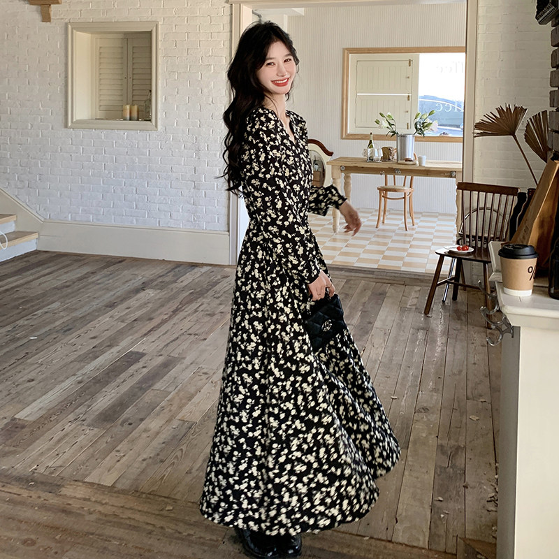 黑色法式碎花V领连衣裙女2025年秋季新款气质显瘦高级感茶歇长裙,女装连衣裙,2C375