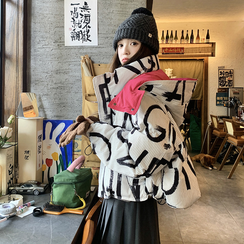 设计感涂鸦字母羽绒服短款女2024冬季新款时尚宽松白鸭绒加厚外套,女装短外套,2C088