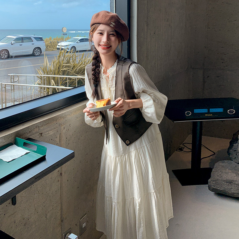文艺风白色长袖连衣裙配咖色皮马甲女2025春秋超火好看长裙两件套,女装套装/套裙,2C375