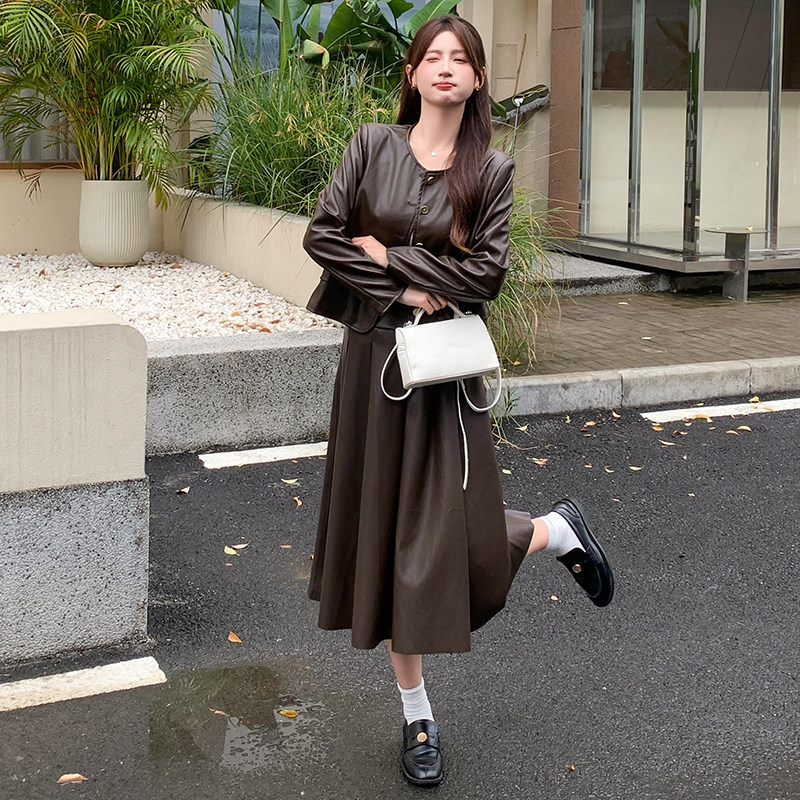 2025新款美拉德圆领高级感时尚甜美皮套装两件套百折套,女装皮衣,2C291