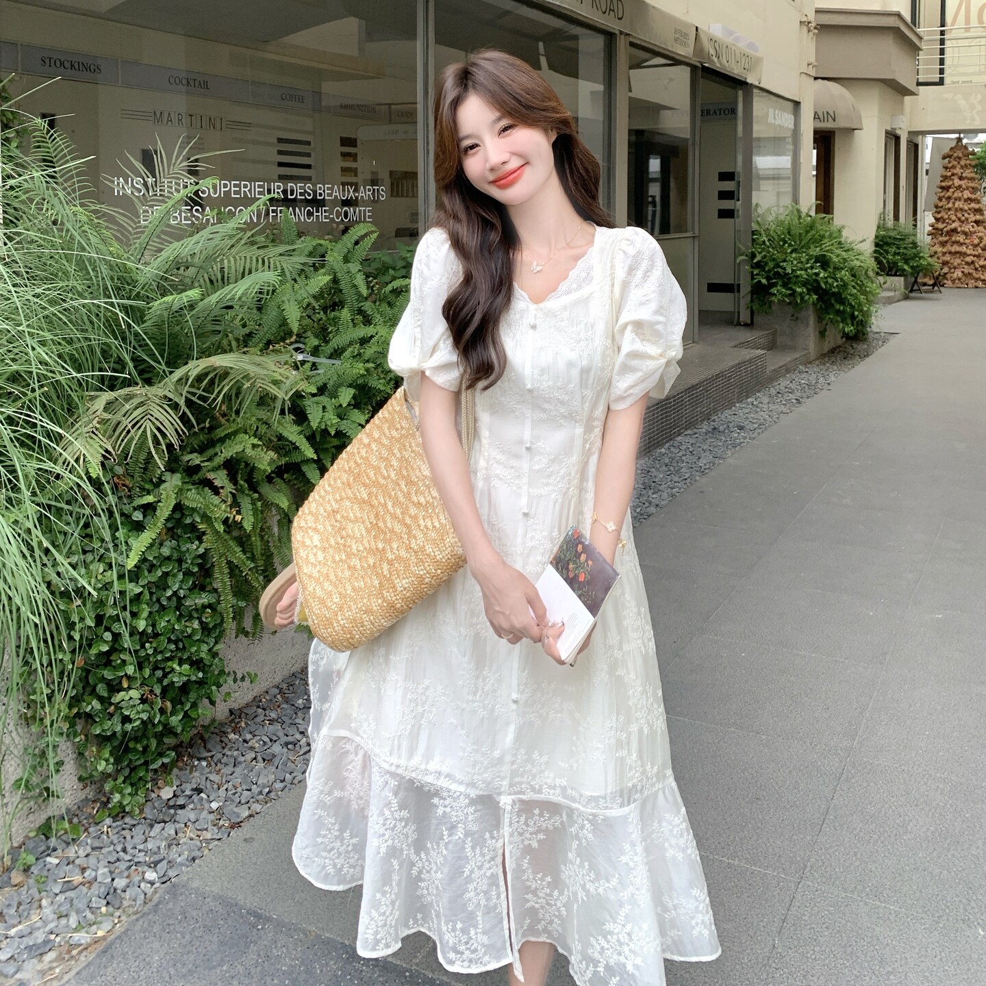 法式温柔风米白色蕾丝连衣裙新款女夏季慵懒显瘦气质宽松遮肚长裙图片
