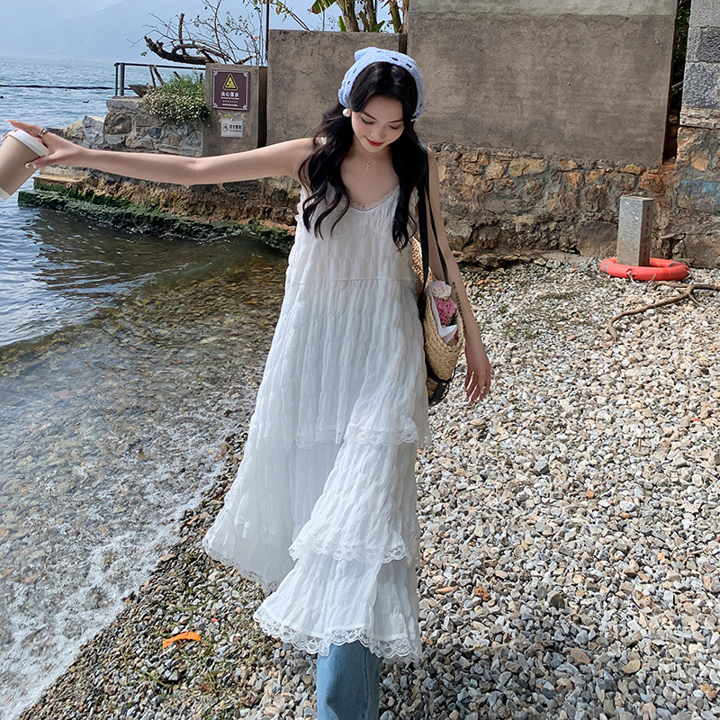 2025年夏季法式温柔风蕾丝拼接吊带裙女简约小清新白色蛋糕连衣裙,女装连衣裙,2C177