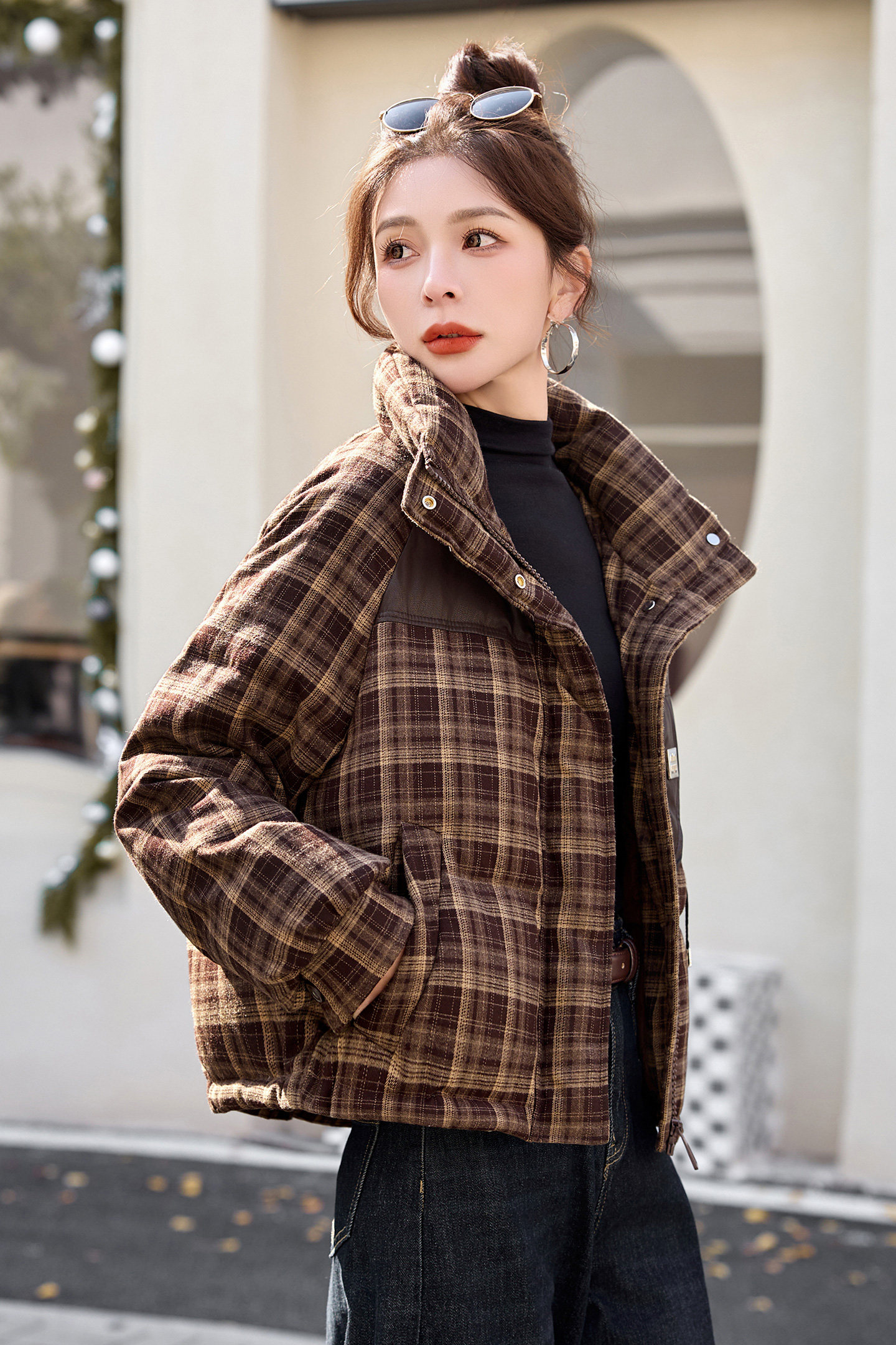 短款时尚立领格纹白鸭绒羽绒服,女装羽绒服,英标秀（1C119）