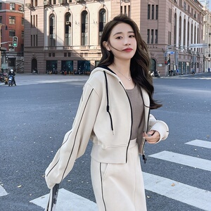 米杏色连帽运动卫衣套装女2023秋季新款今年流行休闲半身裙两件套图片