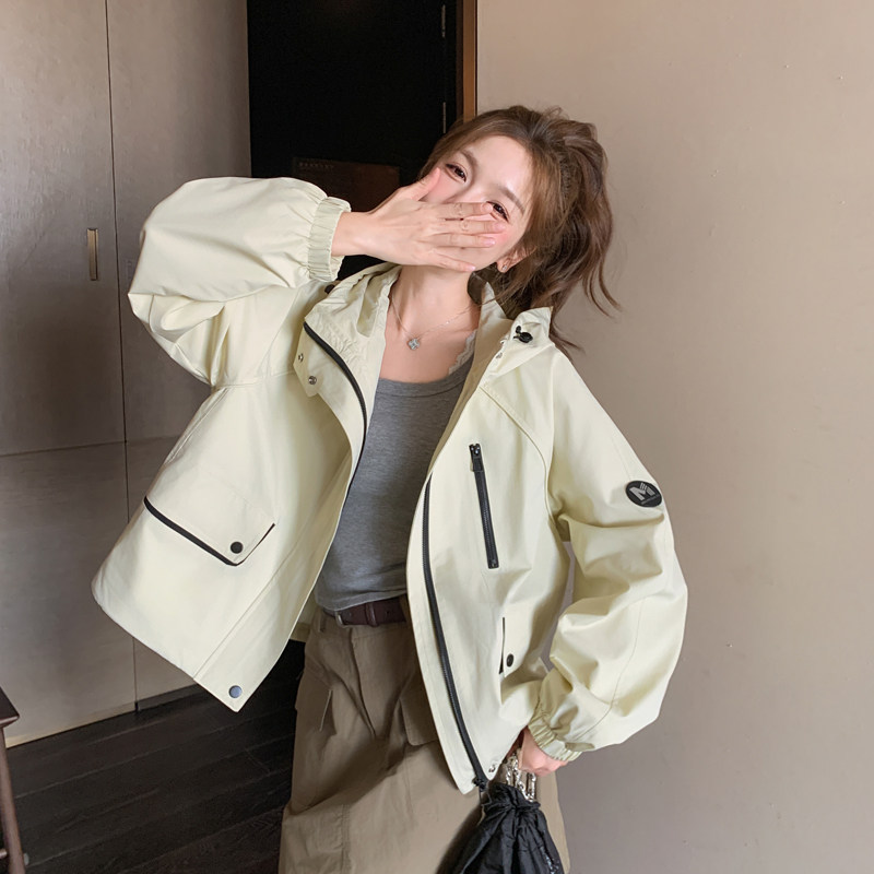 浅绿色撞色贴标冲锋衣外套女2025春秋季新款韩版显瘦连帽夹克上衣,女装短外套,2C266
